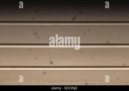 Hellbraune horizontale Holzverkleidungen mit sichtbaren Knoten und Körnung, die einen natürlichen strukturierten Hintergrund bieten, ideal für Architektur, Bau, Stockfoto