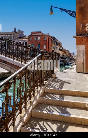 Treppen, Brücken und Gebäude in Venedig, Italien Stockfoto