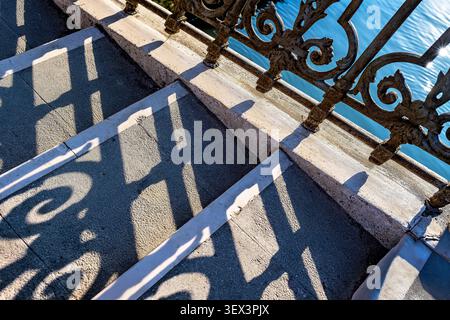 Altes schmiedeeisernes Geländer auf Treppen in Venedig, Italien Stockfoto
