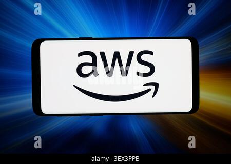In dieser Fotoabbildung wird das Logo des US-amerikanischen Unternehmens Amazon Web Services Inc. (AWS) auf einem Smartphone vor abstraktem Hintergrund auf dem Computerbildschirm angezeigt. (Foto von Timon Schneider / SOPA Images/SIPA USA) *** ausschließlich für redaktionelle Nachrichtenzwecke *** Stockfoto