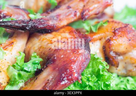 Gebratene Hähnchenflügel mit Kräutern. Nahaufnahme. Stockfoto