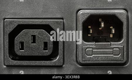 Elektrische Steckverbinder zum Anschließen von Computergeräten. Anschlüsse zum Anschließen von Stromkabeln. Stockfoto