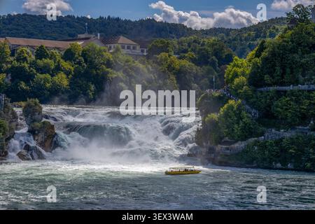 Blick auf den Rheinfall in der Nähe von Schaffhausen, Schweiz, der von seiner Breite als der größte Wasserfall Europas bekannt ist. Stockfoto