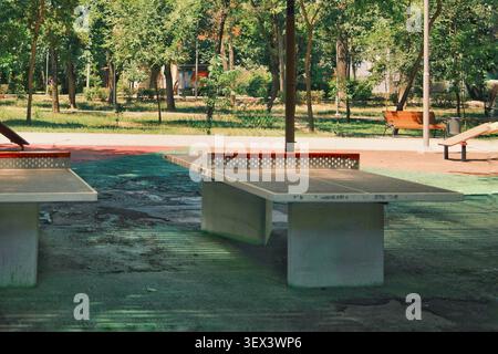 Tischtennisplatte aus Beton im Freien in einem modernen öffentlichen Park. Ideal für Sport, Erholung, gesunden Lebensstil und Gemeinschaftsaktivitäten. Stockfoto