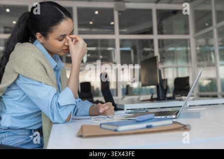 Gestresste Frau mit Migräne Stockfoto