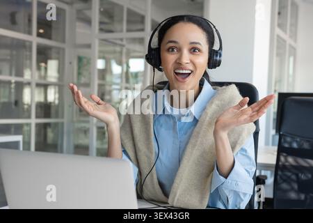 Überraschte Frau mit dem zucken des Headsets Stockfoto
