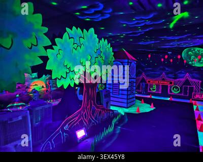 Fluoreszierendes Schwarzlicht Forest und Clocktower Ausstellung Stockfoto