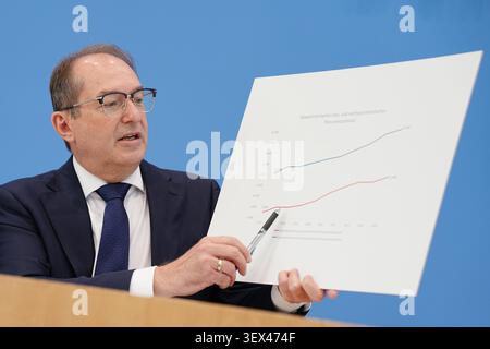 Berlin, Deutschland. 30. Juni 2026. Bundesinnenminister Alexander Dobrindt (CSU) stellt den Verfassungsschutz 2025 vor. Quelle: Kay Nietfeld/dpa/Alamy Live News Stockfoto