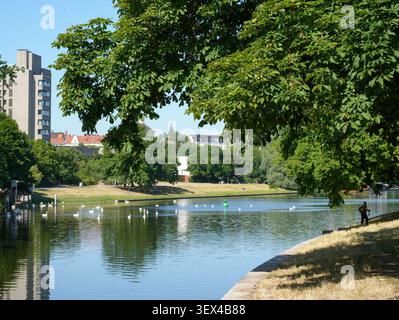 Berlin, Deutschland. 30. Juni 2026. Ein Mann läuft am Urbanhafen am Ufer des Landwehrkanals entlang, wo ein Mann am 29. Juni 2026 ertrank. Quelle: Soeren Stache/dpa/Alamy Live News Stockfoto