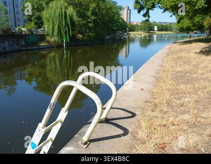 Berlin, Deutschland. 30. Juni 2026. Eine weiße Leiter führt am Urbanhafen in den Landwehrkanal, nur wenige Meter von der Stelle entfernt, an der ein Mann am 29. Juni 2026 ertrank. Quelle: Soeren Stache/dpa/Alamy Live News Stockfoto