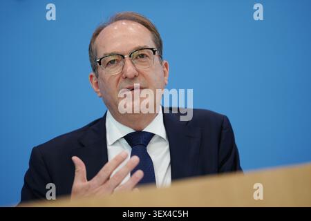 Berlin, Deutschland. 30. Juni 2026. Bundesinnenminister Alexander Dobrindt (CSU) stellt den Verfassungsschutz 2025 vor. Quelle: Kay Nietfeld/dpa/Alamy Live News Stockfoto