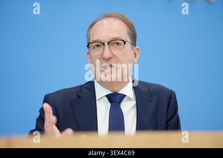 Berlin, Deutschland. 30. Juni 2026. Bundesinnenminister Alexander Dobrindt (CSU) stellt den Verfassungsschutz 2025 vor. Quelle: Kay Nietfeld/dpa/Alamy Live News Stockfoto