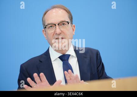 Berlin, Deutschland. 30. Juni 2026. Bundesinnenminister Alexander Dobrindt (CSU) stellt den Verfassungsschutz 2025 vor. Quelle: Kay Nietfeld/dpa/Alamy Live News Stockfoto