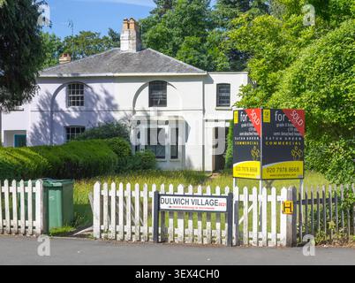 Immobilienmakler verkauften Schild vor dem Haus in Dulwich Village, Süd-London, England, Großbritannien Stockfoto