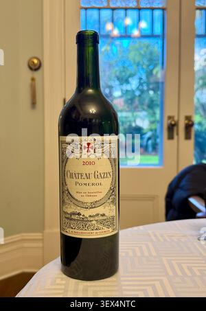 Flasche französischer Rotwein Chateau Gazin Pomerol 2010 Merlot Cabernet Sauvignon Cabernet Franc aus Bordeaux. Stockfoto