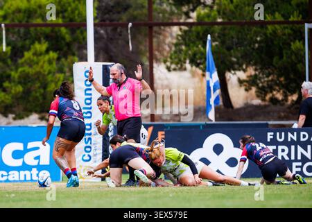 Villajoyosa, Alicante, Spanien.06-20-2026.ein hochkarätiges Foto von zwei Frauen-Rugbyspielern in der Luft, die dramatisch springen Stockfoto