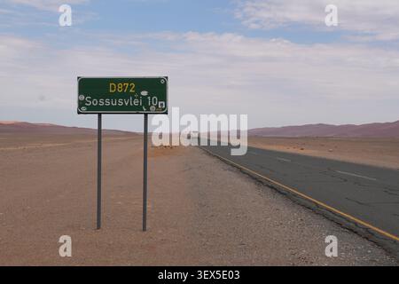 Straßenschild für Sossusvlei entlang des Desert Highway in Namib Desert, Namibia Stockfoto