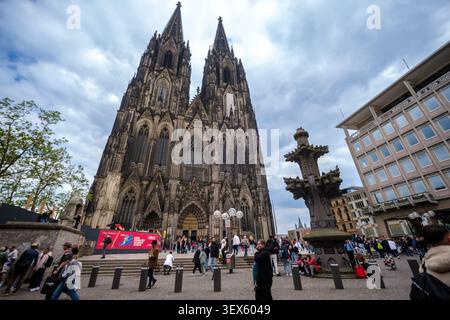 Köln, Deutschland – 7. Mai 2026: Panoramablick auf den beeindruckenden Dom von Köln in Deutschland Stockfoto