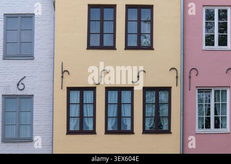 Köln, Deutschland - 7. Mai 2026: Blick auf verschiedene farbenfrohe Wohnhäuser in Köln, Deutschland Stockfoto
