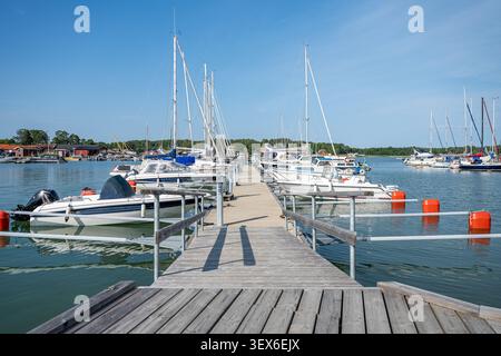 Ostsee-Küstendorf Arkösund an einem warmen und sonnigen Sommertag im Östergötland, Schweden, Ende Juni 2026 Stockfoto