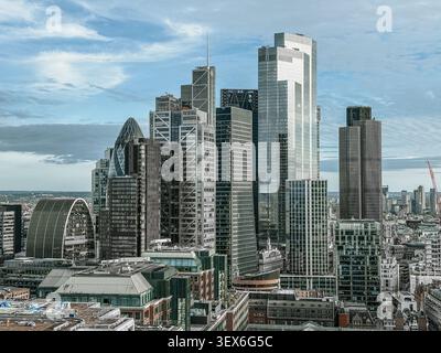 London UK, 29. Juni 2026. Wetter in Großbritannien. Die Skyline des Finanzdistrikts der City of London ist von einem erhöhten Bürofenster in der Square Mile aus zu sehen, während die Hitzewellen die Hauptstadt bis Ende Juni 2026 betrafen. Gherkin, Tower 42 und 22 Bishopsgate sind unter den Türmen sichtbar, die die Skyline des Londoner Finanzviertels bestimmen Credit:xiu bao/Alamy Live News Stockfoto