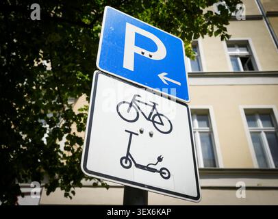 Berlin, Deutschland. 30. Juni 2026. Ein Schild weist auf einen Parkplatz für Fahrräder und E-Scooter hin. Quelle: Soeren Stache/dpa/Alamy Live News Stockfoto