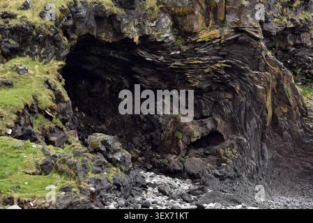 Erodierte Basaltsäulenformationen in Londrangar in Island Stockfoto