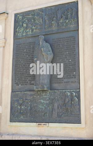 Berlin, Deutschland - 30. Juni 2026: Das historische bronzene John Calvin Relief von Georges Morin an der Fassade des französischen Doms, Gendarmenmarkt. Stockfoto