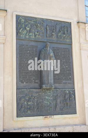 Berlin - 30. Juni 2026: Nahaufnahme des John Calvin Bronzereliefs von Georges Morin an der Fassade des französischen Doms, Gendarmenmarkt. Stockfoto