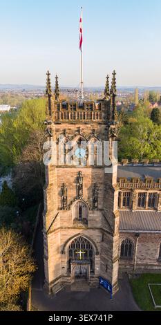 Drohnenansicht der St. Mary and All Saints Church in Kidderminster bei Sonnenaufgang, Worcestershire, England, Großbritannien Stockfoto
