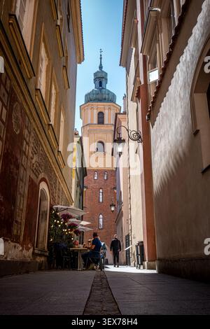 Niedriger Blick auf den Dom der Martins-Kirche von der Swietojanska-Straße in Warschau Polen Stockfoto