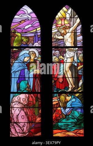Frankreich, Meurthe et Moselle, Gondrecourt-Aix, Kirche der Heiligen Dreifaltigkeit von Aix um 1920 nach ihrer Zerstörung während des Ersten Weltkrieges wiederaufgebaut, Buntglasfenster des Chors des Glasmeisters Nancy Georges Janin im Jahr 1929, die die Kreuzigung darstellt, Longinus der Hauptmann, der mit einer Lanze die Seite Jesu durchsticht, Jungfrau Maria, Johannes, Maria Magdalena und Maria Maria Maria Maria Maria Maria Maria Maria Maria von Kleophas Frau von Kleophas am Kreuz Stockfoto