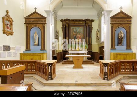 Frankreich, Meurthe et Moselle, Courbesseaux, Kirche des Heiligen Kreuzes, erbaut 1723, Chor, Altar, Altaraufsatz mit einem Gemälde, das die Erfindung des Heiligen Kreuzes darstellt, Statue der Jeanne d'Arc auf der linken Seite, St. Therese de Lisieux auf der rechten Seite, Seitenaltäre mit einer marienstatue auf der linken Seite, St. Joseph auf der rechten Seite Stockfoto