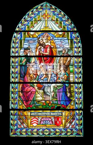 Frankreich, Meurthe et Moselle, Haroué, Kirche der Heiligen Dreifaltigkeit im 19. Jahrhundert im neogotischen Stil wiederaufgebaut, Buntglasfenster im Art déco-Stil, hergestellt 1933 vom Glasmeister Nancy Joseph Benoit, der den hl. Christoph mit dem Jesuskind auf den Schultern zeigt Stockfoto