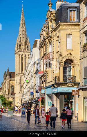 Frankreich, Calvados, Caen, Saint-Pierre Straße, Glockenturm der Kirche Saint-Pierre im Hintergrund Stockfoto