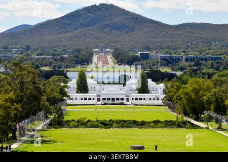 Australien, Australian Capital Territory, Canberra, Blick vom Parliament House entlang der monumentalen Achse der Anzac Parade in Richtung Old Parliament House, Australian war Memorial und Mount Ainslie Stockfoto