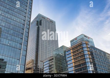 Hohe kommerzielle Wolkenkratzer und Bürotürme in London Canary Wharf. London, UK, 23. Juni 2023 Stockfoto