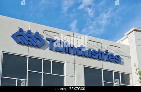 Houston, Texas, USA 05-31-2026: Außenschild und Logo des Bürogebäudes von TD Industries. Stockfoto