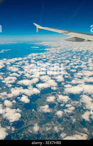 Spanien, von einem Flugzeug aus gesehen über einem Meer von ​​clouds (Luftaufnahme) Stockfoto