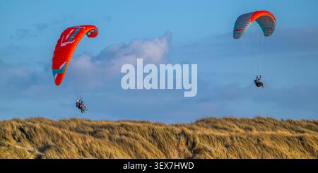 Frankreich, Somme, Somme Bay, Marquenterre, Quend-Plage, Paragliding entlang der Dünen von Quend-Plage Stockfoto