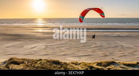 Frankreich, Somme, Somme Bay, Marquenterre, Quend-Plage, Paragliding entlang der Dünen von Quend-Plage Stockfoto
