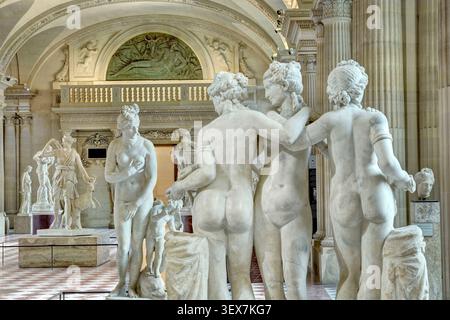 Frankreich, Paris, von der UNESCO zum Weltkulturerbe gelistetes Gebiet, Louvre-Museum, Caryatiden-Raum, der von dem Architekten Pierre Lescot zwischen 1546 und 1549 vom Architekten Pierre Lescot erbaut wurde, römische Antiquitätenabteilung, römische Nachbildungen griechischer Statuen, im Vordergrund die drei Grazen Stockfoto