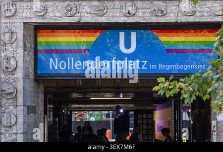 Berlin, Deutschland. 30. Juni 2026. Zur Feier des Berlin Pride Month hat die BVG den Satz ·im Rainbow Quartier· und Regenbogenfarben auf das Eingangsschild am U-Bahnhof Nollendorfplatz gesetzt. Quelle: Jens Kalaene/dpa/Alamy Live News Stockfoto