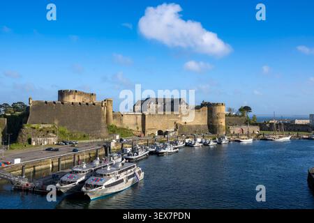 Frankreich, Finistère, Brest, das Arsenal, der Militärhafen ist ein Marinestützpunkt der französischen Marine, über dem sich das nationale Meeresmuseum an der Mündung des Penfelder Flusses befindet Stockfoto