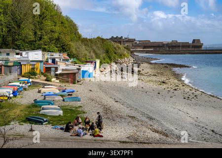 Frankreich, Finistère, Brest, die Bucht des kleinen Hafens von Maison Blanche, seine farbenfrohen Fischerhütten und sein Kiesstrand, die alte U-Boot-Basis, die von den deutschen Besatzern im Hintergrund gebaut wurde Stockfoto