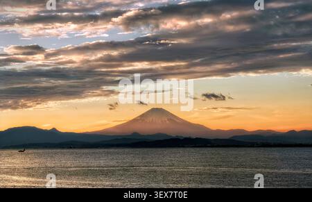 Japan, Honshu Island, Kamakura, Überblick über den Fuji in der Abenddämmerung Stockfoto