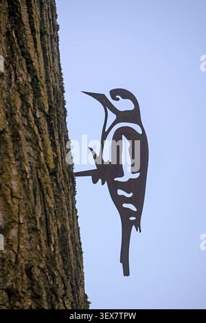 Frankreich, Doubs, Montbeliard, Park Près-la-Rose, Gehweg, toller Spotted Woodspecht, Metallsilhouette in einem Baum Stockfoto