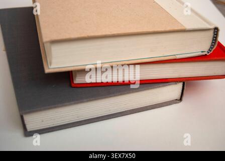 Ein Stapel Bücher. Bunte Bücher stapeln sich Stockfoto