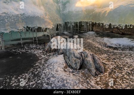Blick auf Eisformationen und Eiszapfen an den felsigen Ufern des Baikalsees in Ushkani Ostrova, Burjatien, Russland. Stockfoto