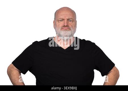 Mürriger kahler Bärtiger Mann mit Händen auf Hüften isoliert auf weißem Hintergrund Stockfoto